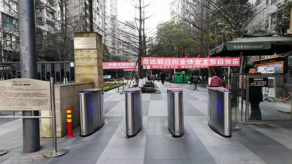 小區(qū)門(mén)禁閘機(jī)主要用哪些產(chǎn)品？翼閘？擺閘？全高閘還是三輥閘？